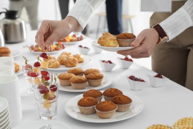 Kahve molasında atıştıran kadın, yakın plan.