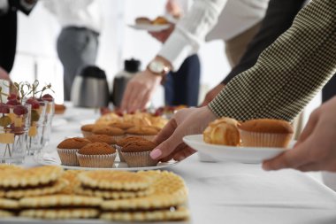 Kahve molasında kek alan kadın, yakın plan.