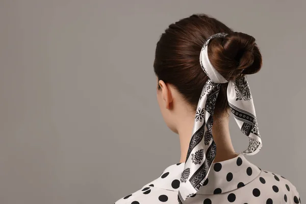 Mujer Con Bandana Elegante Sobre Fondo Gris Claro Vista Trasera —  Fotos de Stock