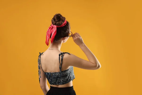 Femme Avec Bandana Élégant Sur Fond Jaune — Photo