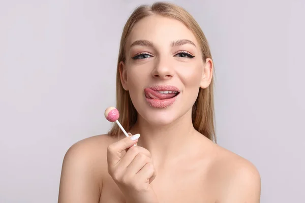 Vacker Ung Kvinna Med Läppar Täckt Socker Äta Klubba Ljusgrå — Stockfoto