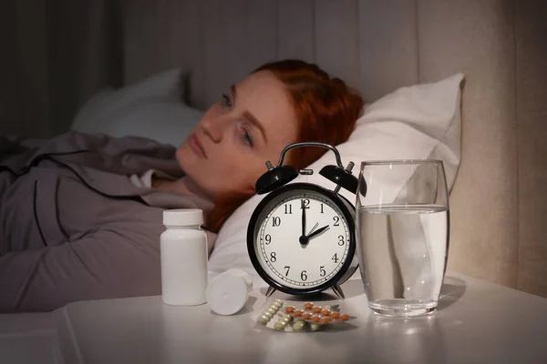 Frau Mit Schlaflosigkeit Hause Bett Fokus Auf Tabletten Und Wecker — Stockfoto