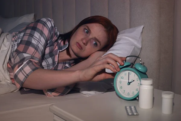 家のベッドで不眠症に苦しむ女性 — ストック写真