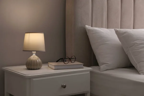 Şık Bir Lamba Kitap Bardaklar Komodinin Içinde Yatak Odasının Kısımları — Stok fotoğraf