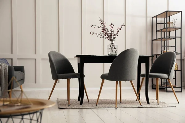 Yeni şık mobilyalarla dolu güzel bir yemek odası.