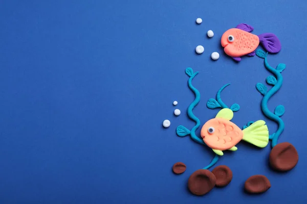 Bunte Fische Wasserpflanzen Und Steine Aus Spielteig Auf Blauem Hintergrund — Stockfoto