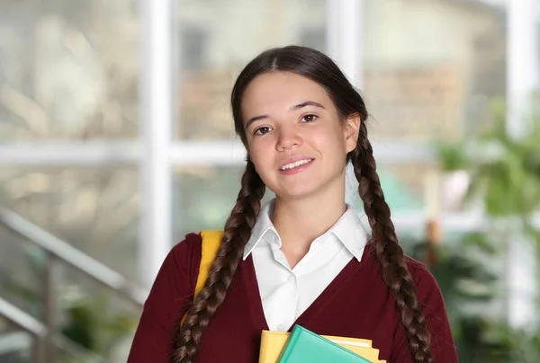 Teenage Dívka Školní Uniformě Knihami Batohem Uvnitř — Stock fotografie