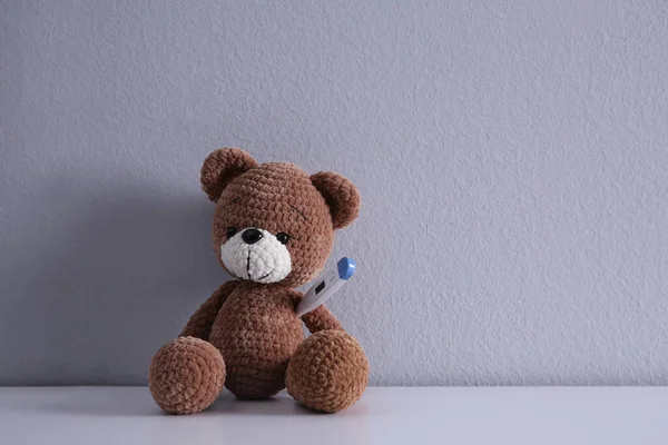 Söt Leksaksbjörn Med Termometer Vitt Bord Utrymme För Text Barnsjukhus — Stockfoto