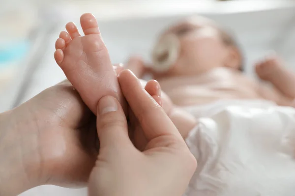 Mor Masserar Sin Söta Baby Med Olja Närbild — Stockfoto