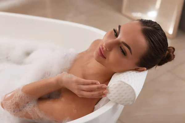 Mujer Joven Usando Almohada Mientras Disfruta Baño Burbujas Interior — Foto de Stock
