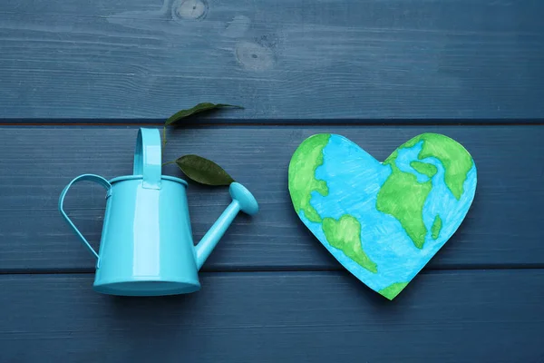 Feliz Dia Terra Planeta Plasticina Forma Coração Regador Com Planta — Fotografia de Stock
