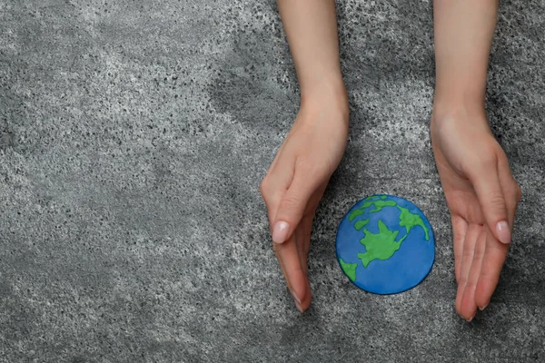 Feliz Dia Terra Mulher Com Planeta Plasticina Mesa Cinza Vista — Fotografia de Stock