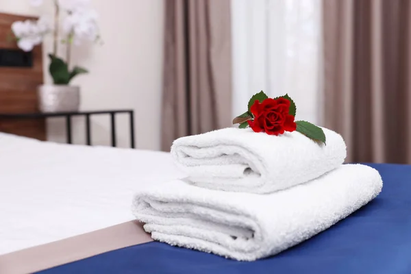Stack Clean Towels Flower Bed Hotel Room — Stock Fotó