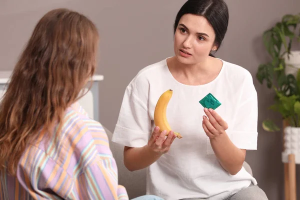 Mother Talking Her Teenage Daughter Contraception Home Sex Education Concept — Fotografia de Stock