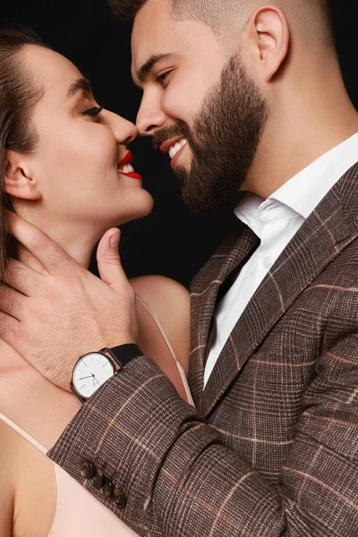 Knappe Man Met Baard Sexy Vrouw Zwarte Achtergrond Close — Stockfoto
