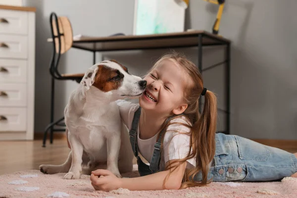Menina Bonito Brincando Com Seu Cão Casa Animal Estimação Infância — Fotografia de Stock