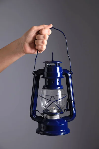 Kezében Kék Kerozin Lámpa Szürke Alapon Közelkép — Stock Fotó