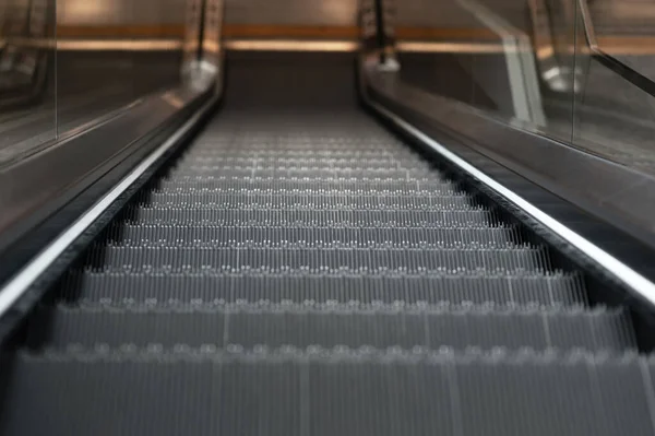 Havaalanı Terminalindeki Yürüyen Merdivenin Yakın Görüntüsü — Stok fotoğraf