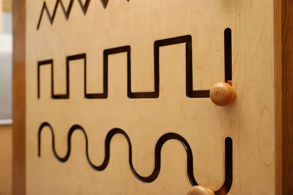 Drewniany Przesuwny Labirynt Różnymi Liniami Ścianie Zbliżenie Zabawka Montessori — Zdjęcie stockowe