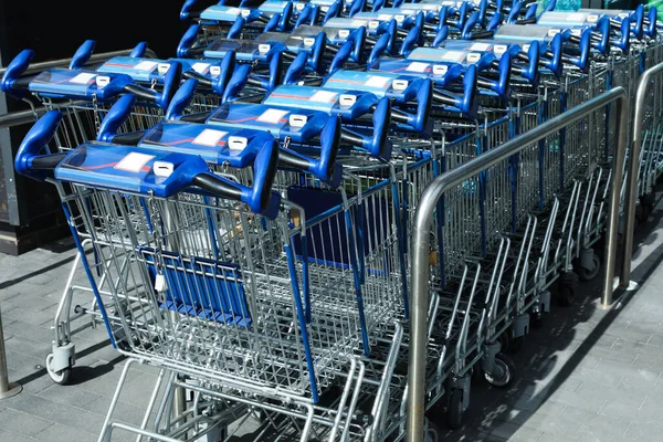 Viele Leere Einkaufswagen Der Nähe Von Supermarkt Nahaufnahme — Stockfoto