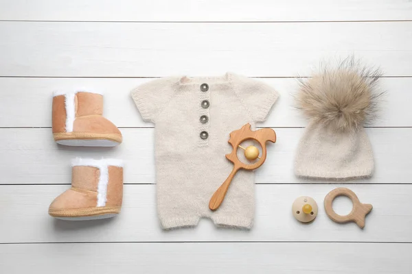 Composición Plana Con Ropa Niño Accesorios Sobre Mesa Madera Blanca —  Fotos de Stock