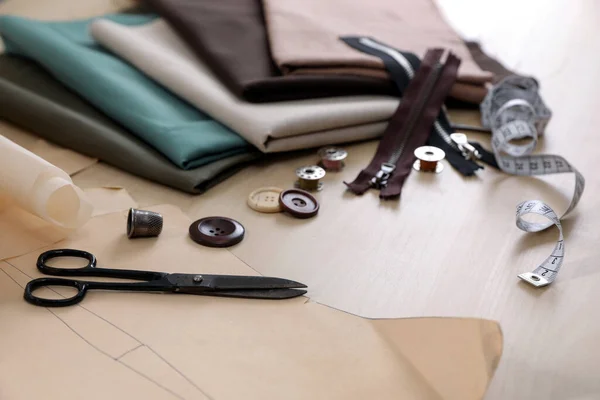 Conjunto Suprimentos Costura Acessórios Com Tecido Mesa Madeira — Fotografia de Stock