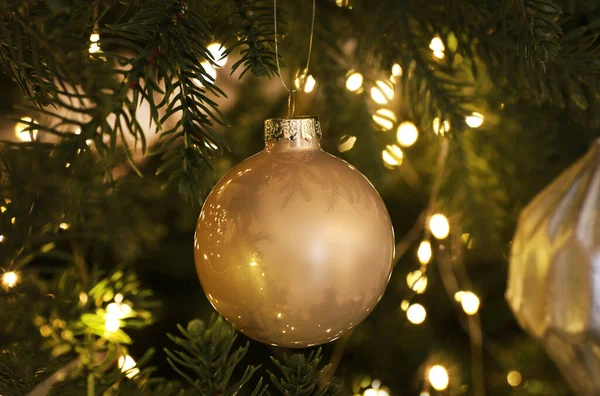 Belles Boules Lumières Fées Sur Arbre Noël Gros Plan — Photo