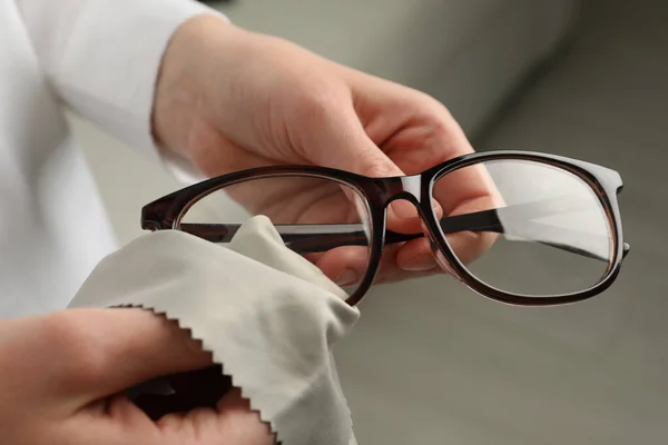 Mujer Limpiando Gafas Con Paño Microfibra Casa Primer Plano —  Fotos de Stock