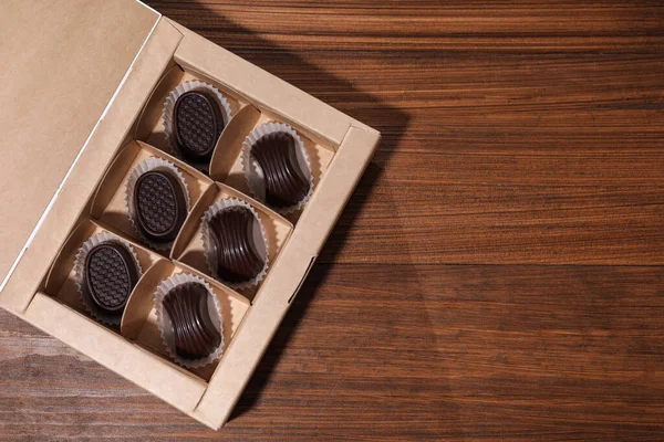 Leckere Schokoladenbonbons Schachtel Auf Holztisch Draufsicht Raum Für Text — Stockfoto