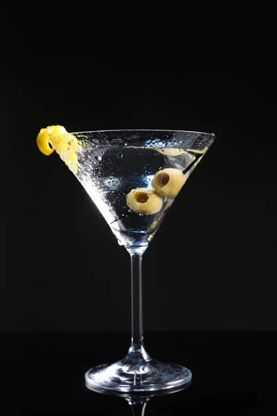 Martini Cocktail Mit Oliven Und Zitronen Auf Dunklem Hintergrund — Stockfoto