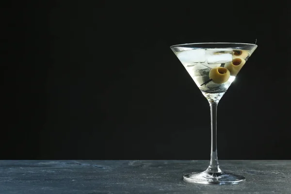 Martini Cocktail Mit Eis Und Oliven Auf Grauem Tisch Vor — Stockfoto