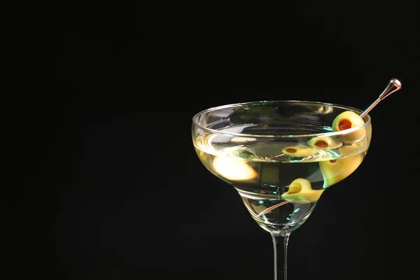 Martini Cocktail Aux Olives Sur Fond Sombre Gros Plan Espace — Photo