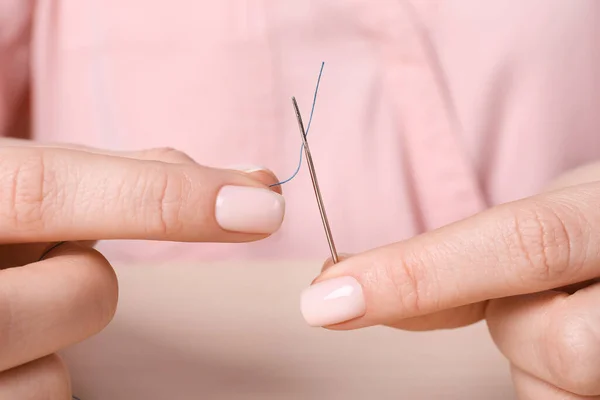 Mujer Roscando Aguja Coser Mesa Primer Plano — Foto de Stock