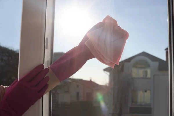 Jonge Vrouw Schoonmaken Van Glas Met Doek Thuis Close — Stockfoto