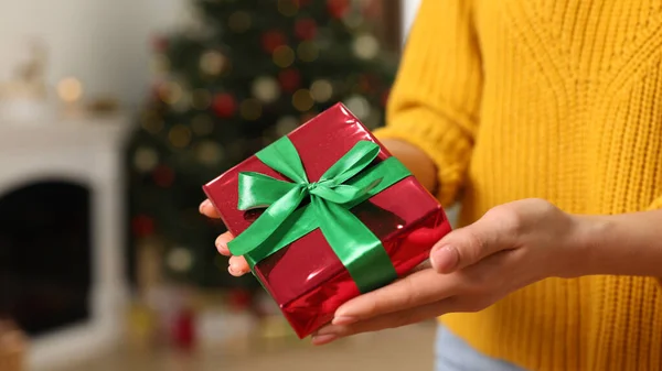 Woman Beautifully Wrapped Christmas Gift Indoors Closeup — стоковое фото