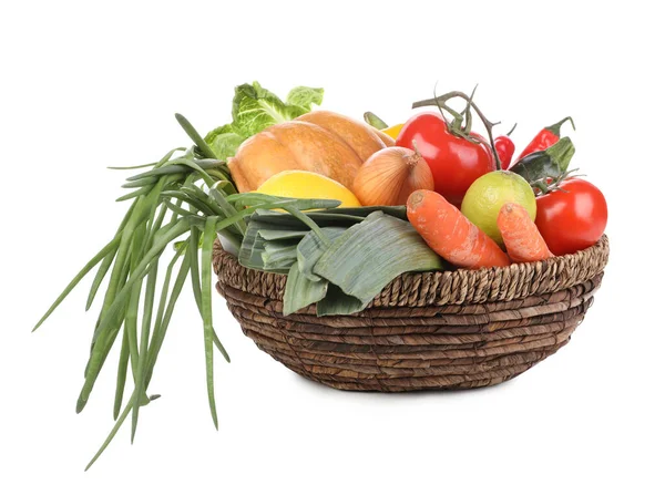 Légumes Frais Mûrs Fruits Dans Bol Osier Sur Fond Blanc — Photo