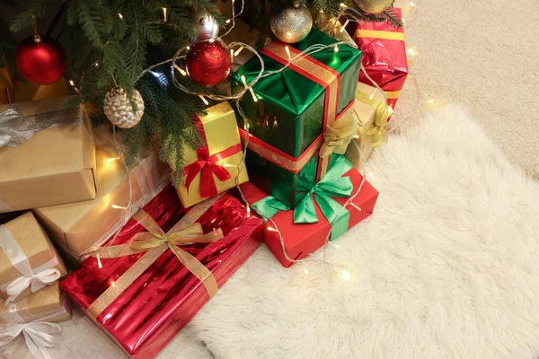 Διακοσμημένο Χριστουγεννιάτικο Δέντρο Όμορφα Κουτιά Δώρων Και Εορταστικά Φώτα Στο — Φωτογραφία Αρχείου
