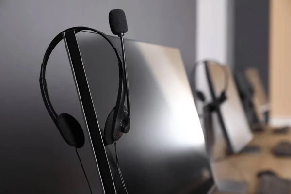 Modern Computer Headset Office Closeup Hotline Service — Stockfoto