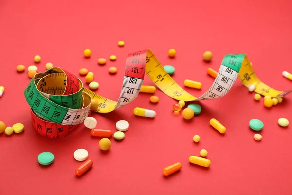 Πολλά Διαφορετικά Χάπια Απώλειας Βάρους Και Μέτρηση Ταινία Στο Κόκκινο — Φωτογραφία Αρχείου