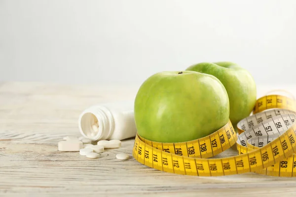 Súlycsökkentő Tabletták Almák Mérőszalag Fehér Asztalon — Stock Fotó