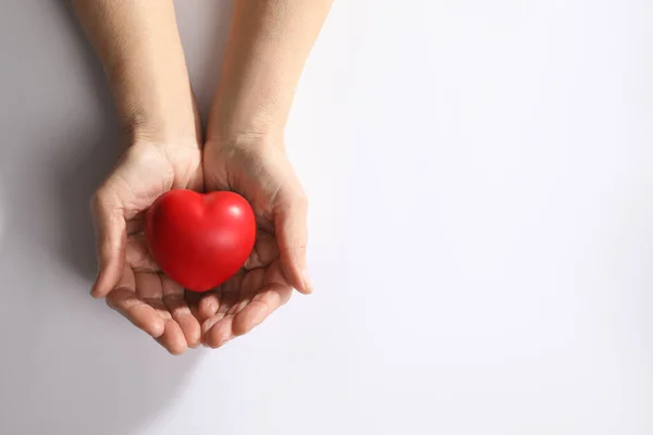 Mulher Idosa Segurando Coração Vermelho Nas Mãos Sobre Fundo Branco — Fotografia de Stock