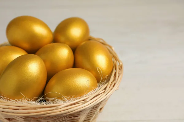 Λαμπερά Χρυσά Αυγά Ψάθινο Καλάθι Στο Φως Φόντο Closeup Χώρος — Φωτογραφία Αρχείου