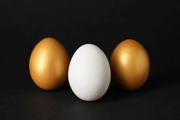 Golden Ordinary Chicken Eggs Black Background — Zdjęcie stockowe