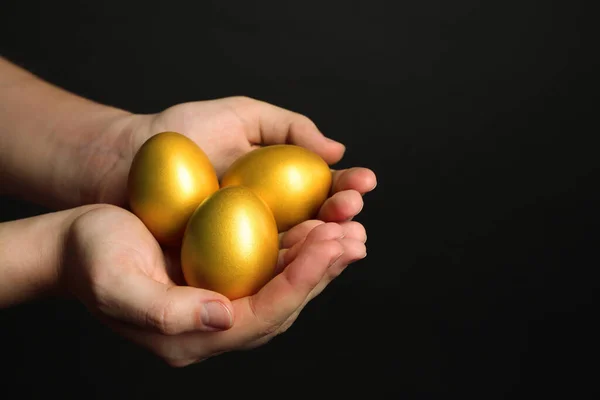 Vrouw Met Glanzende Gouden Eieren Zwarte Achtergrond Close Ruimte Voor — Stockfoto