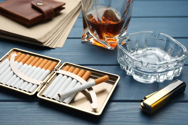 Tütün Filtresi Sigara Çakmak Kül Tablası Alkollü Çanta Mavi Ahşap — Stok fotoğraf