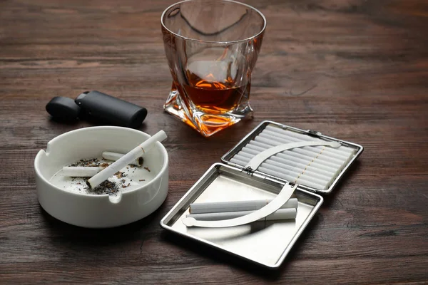 Tütün Filtresi Sigara Kül Tablası Çakmak Alkol Dolu Çantayı Ahşap — Stok fotoğraf