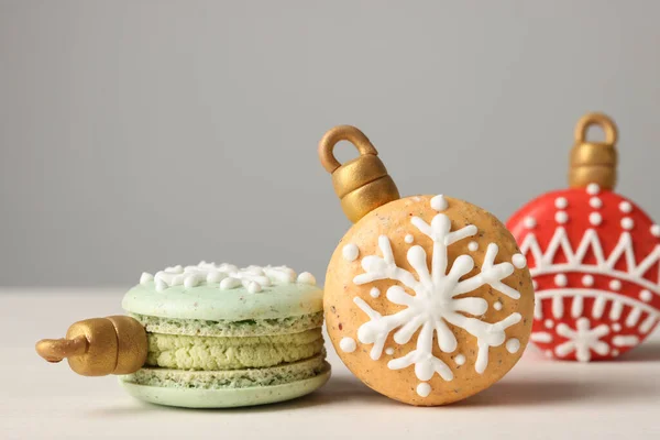 Krásně Zdobené Vánoční Macarons Bílém Dřevěném Stole — Stock fotografie