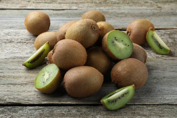 Tahta masadaki taze kivi yığını.