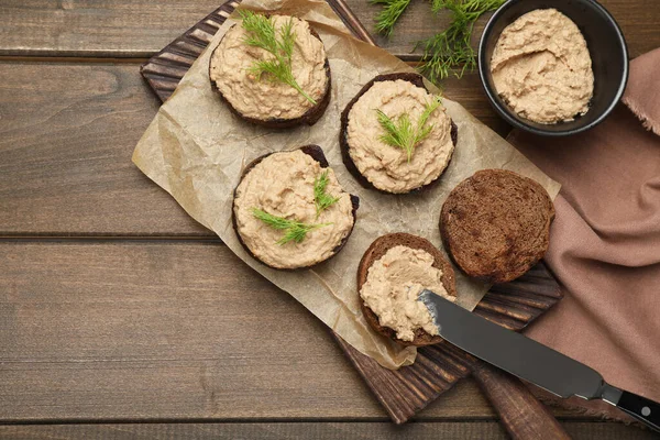 Tahta masada lezzetli ezmeli dilimler, düz uzanmış.