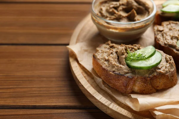 Lezzetli ezmeli ekmek dilimleri, ahşap masada salatalık ve dereotu, yakın plan. Metin için boşluk